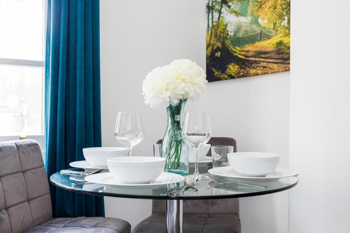 Bridge Compact Apartment, Sleeps 3 , Tube 3 Mins Walk , Zone 1 , Weekly Offers Apartment